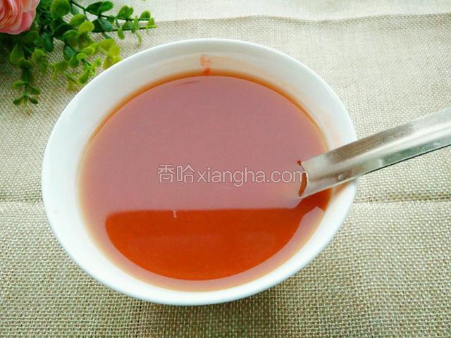 将饮用水倒入碗里与酱料搅拌均匀。