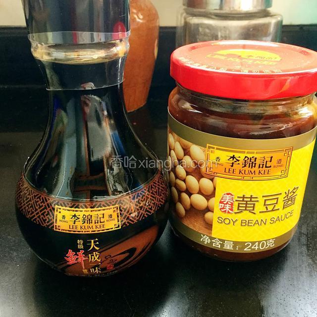 加入一勺半美味黄豆酱和二勺特级鲜酱油，葱姜蒜一并放入，加入开水刚没过鱼就行。
