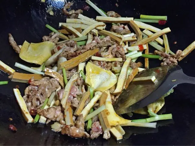 肉丝翻炒均匀了马上加入豆干和芹菜翻炒