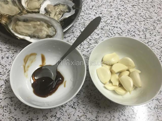 大蒜剥皮备用，蚝油两勺