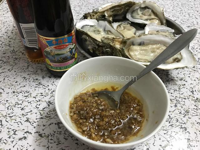 盛入小碗中加入一勺料酒，半勺盐（盐勺很小的）和一勺生抽拌匀