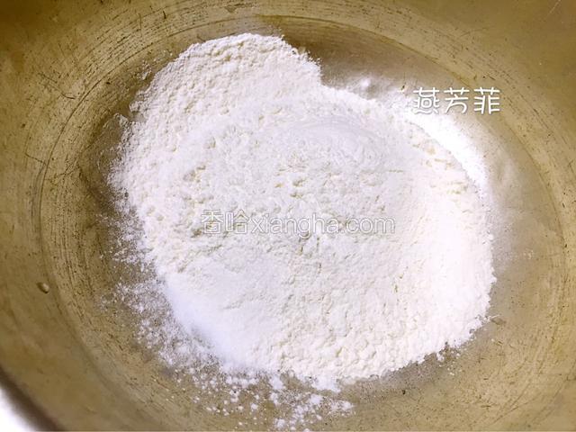 面粉与盐放入盆中搅拌均匀。