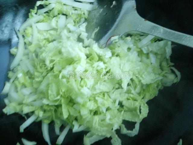炒至稍软后再加菜叶