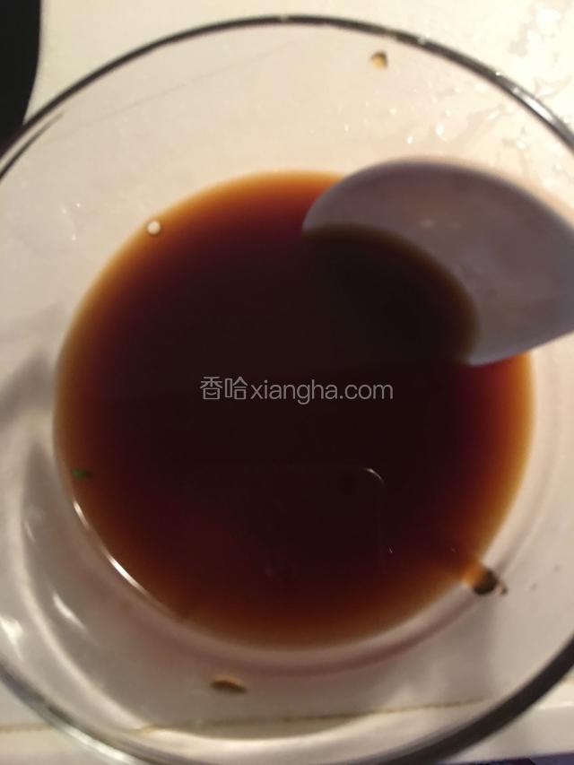 用碗调好酱汁：将蚝油，生抽，生粉，少量清水调均匀，备用。