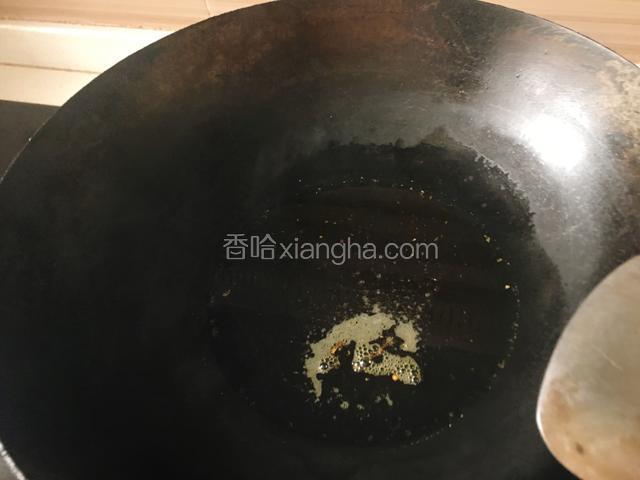 热锅倒入菜籽油大火烧热油至有点冒烟。