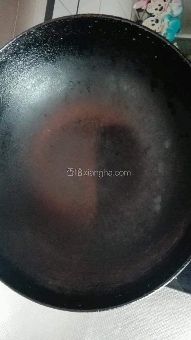 开大火将炒锅烧热。