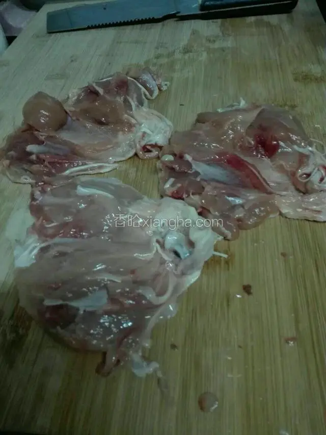 琵琶腿去骨断筋。断筋为了肉煎时更舒展。