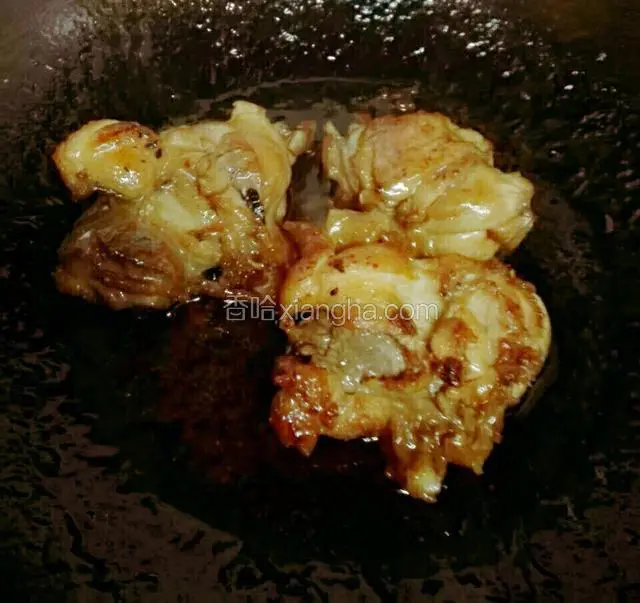 至汁浓时关火出锅。装饰上盘。