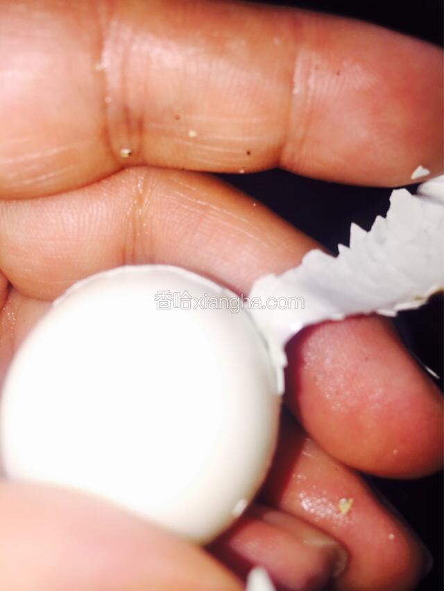拿一个鹌鹑蛋轻轻敲粹 然后再桌上揉滚 很轻松的就剥下皮了