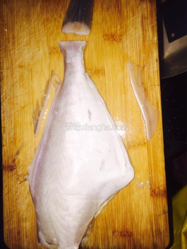 鱼洗干净后 清理掉鱼尾和鱼鳍