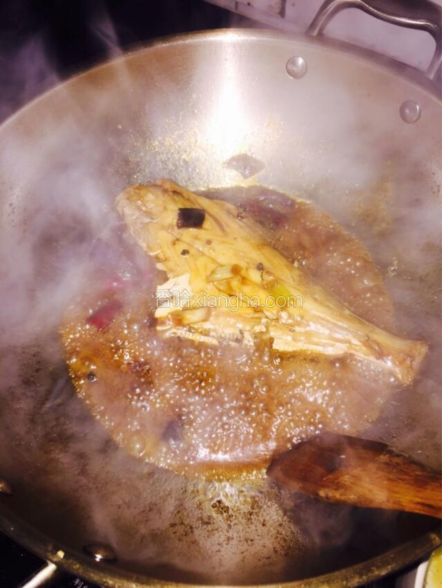 收汁后放入蒜片 翻拌出香味 