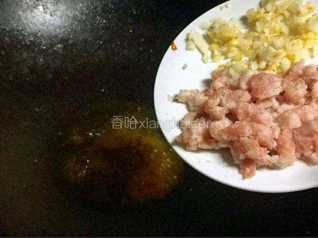 倒入姜蒜末炒香，再倒入肉沫