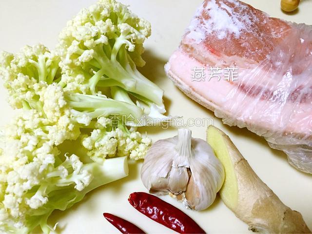 准备花菜、五花肉、姜、大蒜、干辣椒、酱油、糖、玉米油、盐。