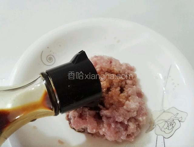 瘦肉加入适量李锦记特级鲜酱油