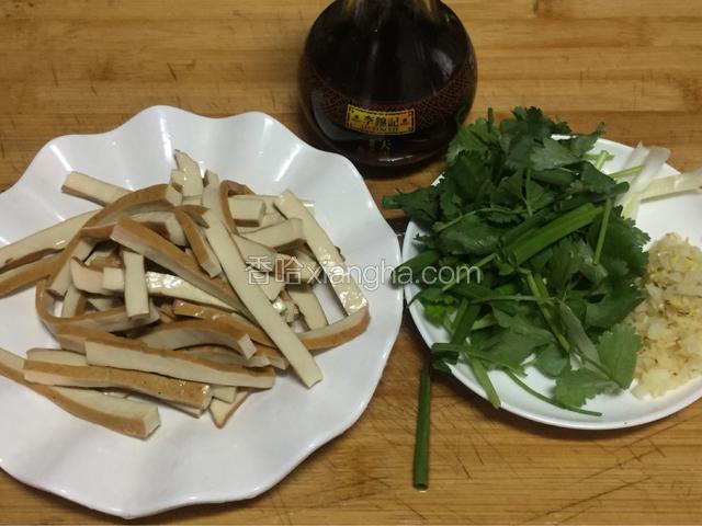 准备好食材，豆干洗干净切条，姜蒜切末，香菜，小葱洗干净切节