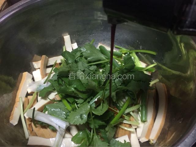 豆干，盘里的佐料放入一个碗中，倒入酱油
