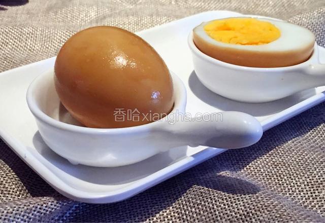 捞起来即可食用，如果需要颜色更深更入味，把鸡蛋泡卤水里面即可