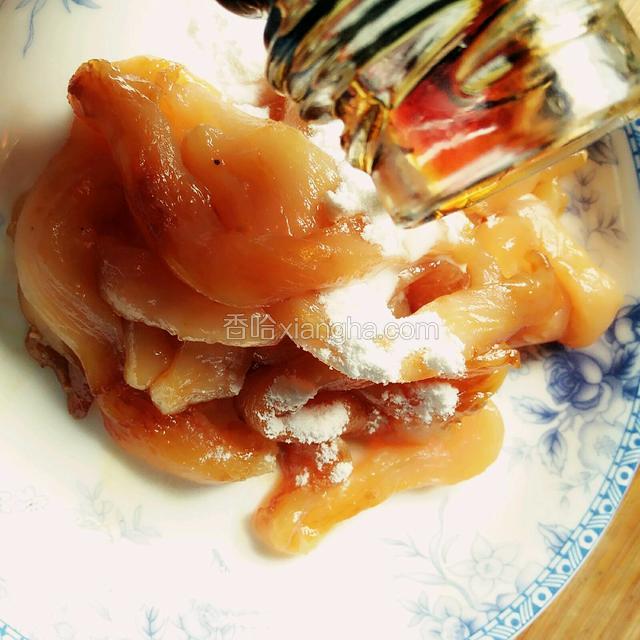 肉丝中加入盐、淀粉、料酒、酱油，搅拌均匀腌制五分钟。