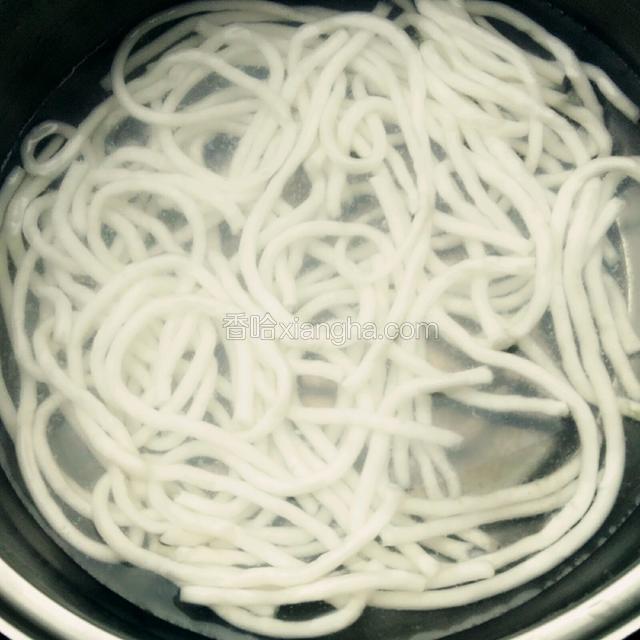 锅中烧适量水，水开后下入土豆粉，用筷子快速划开，再次煮开捞出备用。