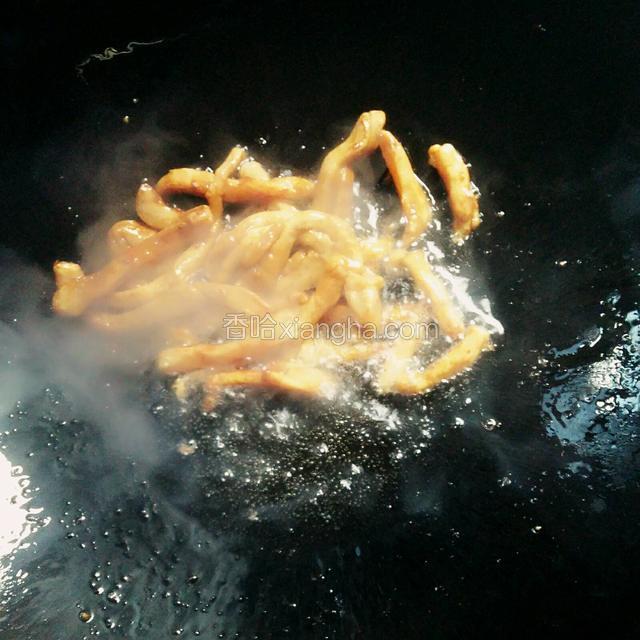 热锅中放入适量油，下入肉丝翻炒，
