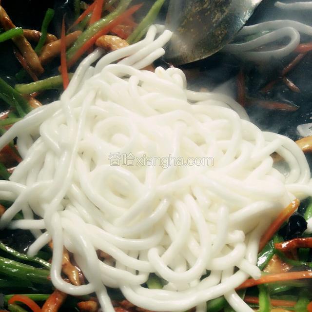 胡萝卜丝炒至微软后，放入焯过水的土豆粉，继续翻炒。