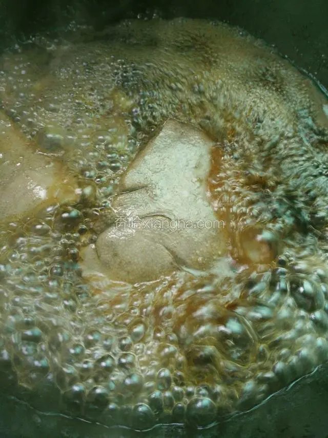 大火煮开转小火慢炖，汤汁烧至快干时关火继续卤一个小时，方便入味。