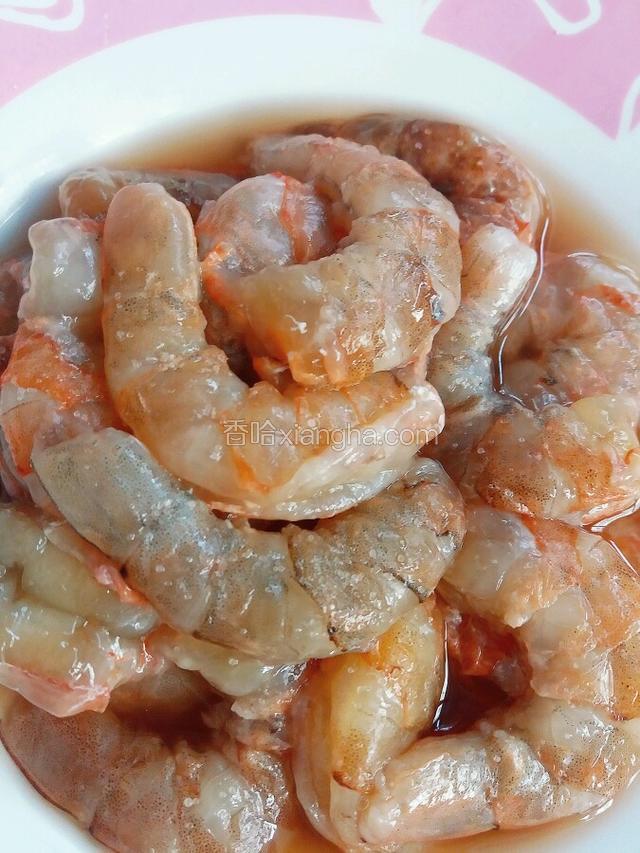 虾仁去沙线洗净加料酒 胡椒腌制