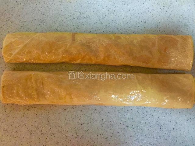 重复步骤6-9,将两个豆腐皮卷全部包好；