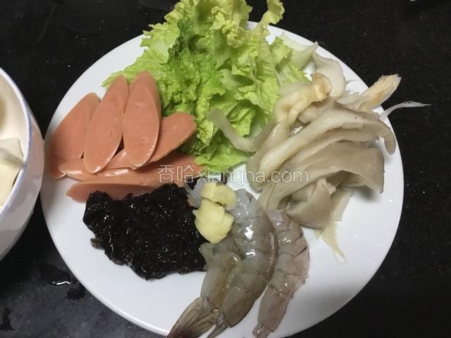 准备好食材，食材洗干净，紫菜泡水洗干净