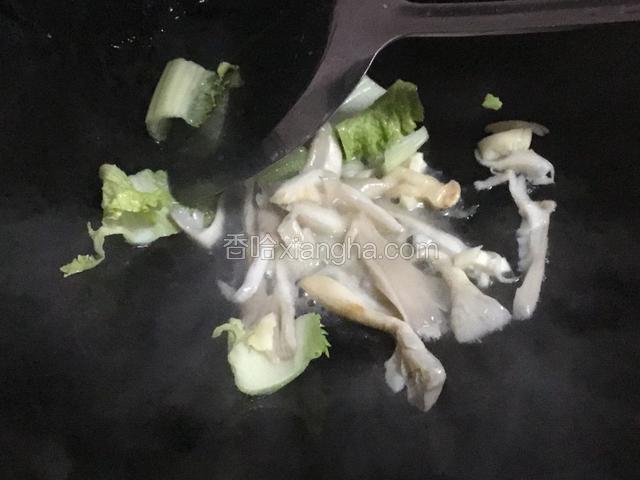 锅里烧少许油，油热了加入蒜，菜杆，蘑菇炒香