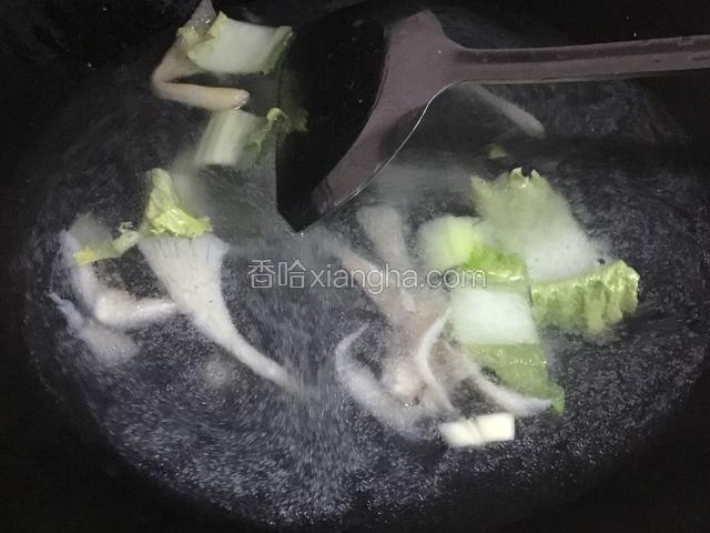 加入一大碗水熬开，水根据馄饨量调节，我的馄饨一人份，所以一大碗水足够了