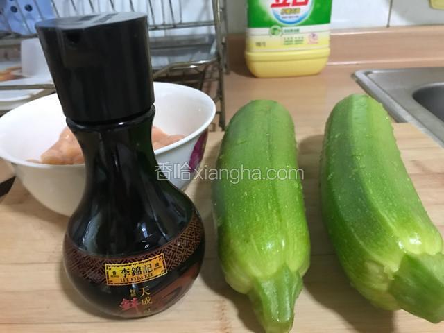 准备好李锦记天成一味特级鲜酱油。