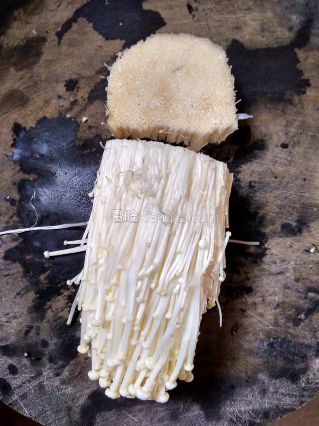 金针菇切去根部，撕散泡在水里洗干净，然后摆入碟中