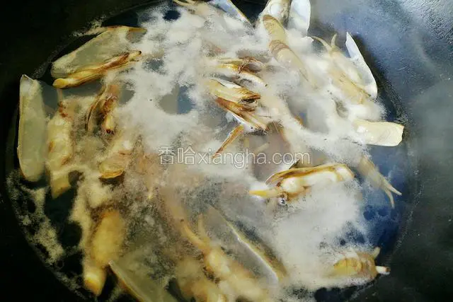 起锅烧开水，蛏子放开水中淖至开口后捞起备用。