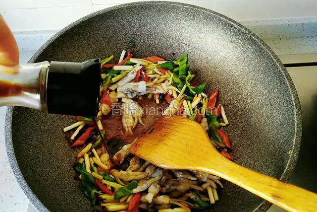 加入蛏子和李锦记天成一味特级鲜酱油。继续煸炒。