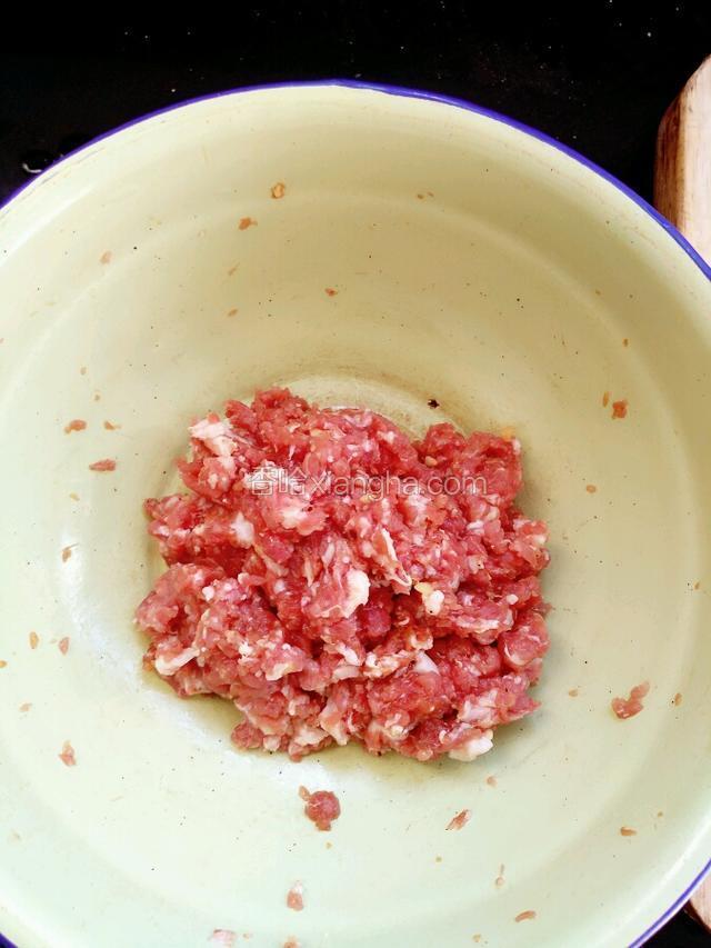 放入少许盐胡椒粉花椒粉拌匀，加入半勺李锦记旧庄蚝油，二勺李锦记鲜酱油，料酒一勺，拌匀，放置入味。