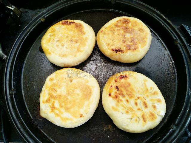 电饼铛预热，放入饼坯，按扁，两边分别抹油，饹制金黄。
