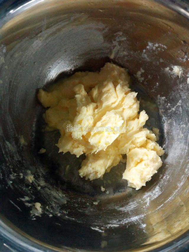 黄油软化后加糖粉先拌匀。