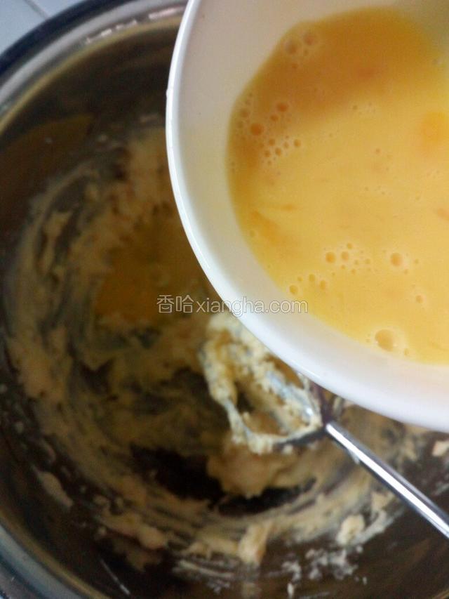 分次加入鸡蛋液打发至发白，体积膨胀，每次加入鸡蛋液一定要打发均匀才可以加下一次。