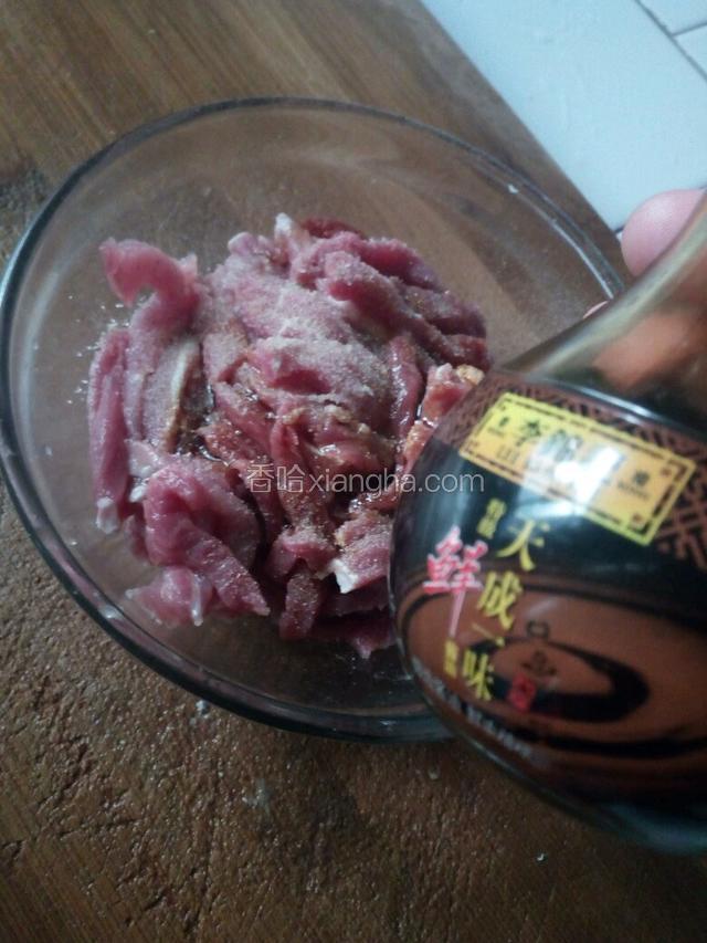 肉条加适量盐、胡椒粉、酱油抓匀静置10分钟入味备用。