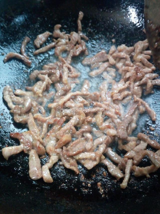 热锅，放适量油烧热，再下肉条翻炒，表皮微焦时盛出味道会更好些。