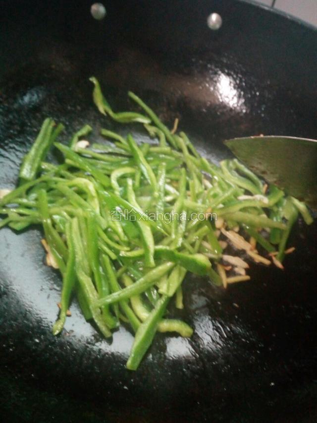 接着加入青椒翻炒至七分熟。