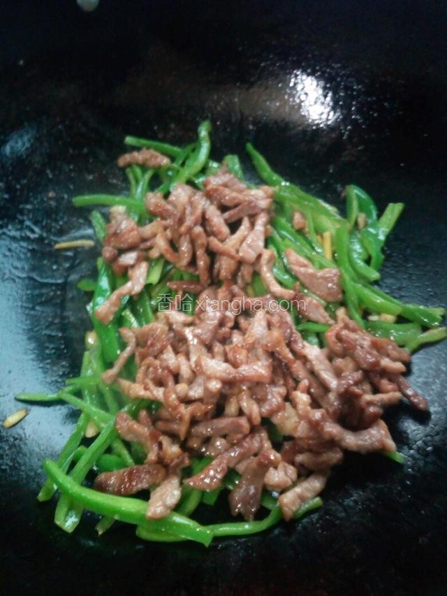 加入肉条继续翻炒一会。