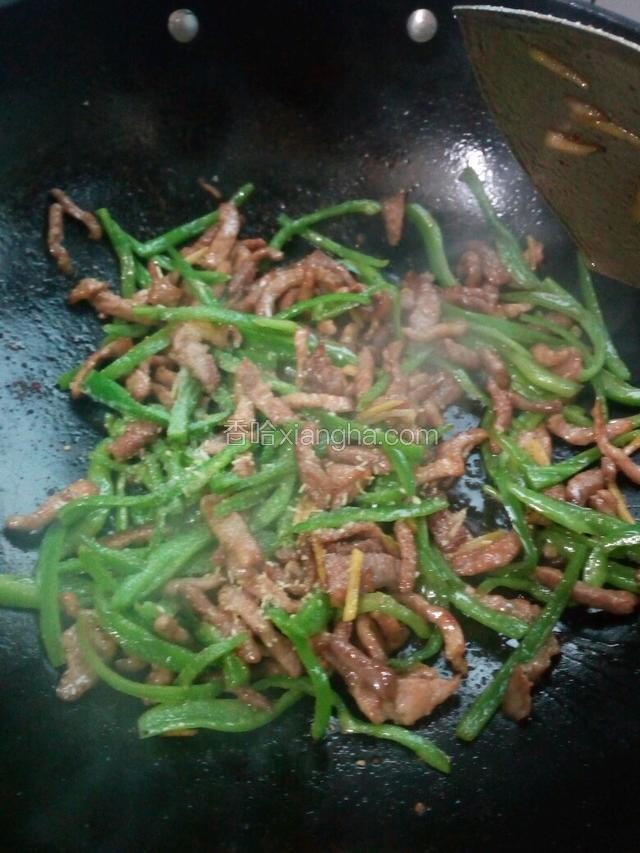 炒匀后加入时间盐、鸡精炒匀入味即可出锅。