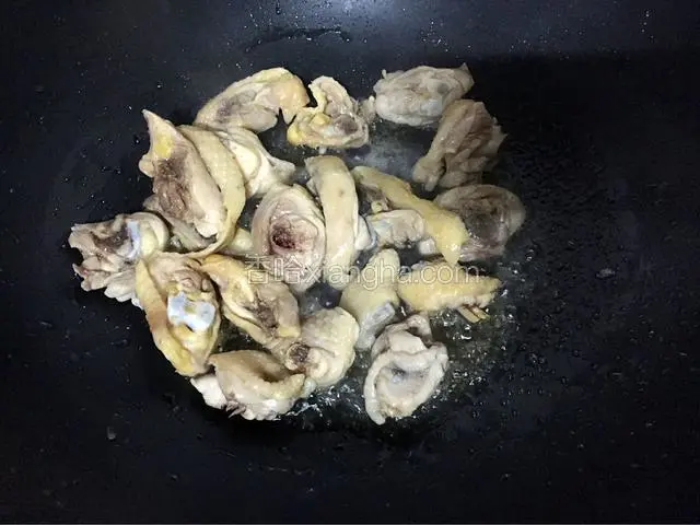 放入鸡块翻炒至裹上糖色