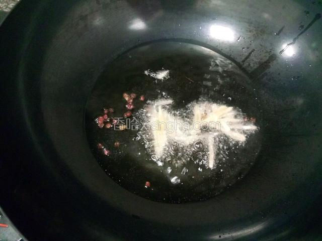 先下泡姜丝入锅中爆香。