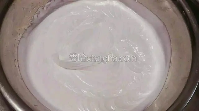 100克淡奶油加入10克白糖，打发八分发至有明显纹路即可