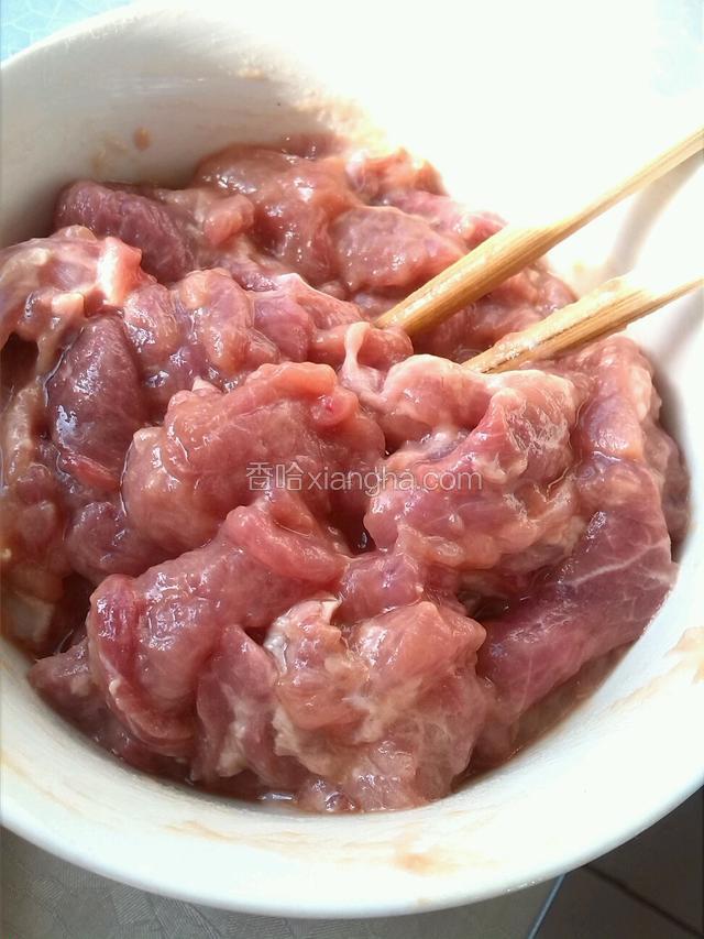 肉切薄片倒料酒，生抽、淀粉搅匀腌一会