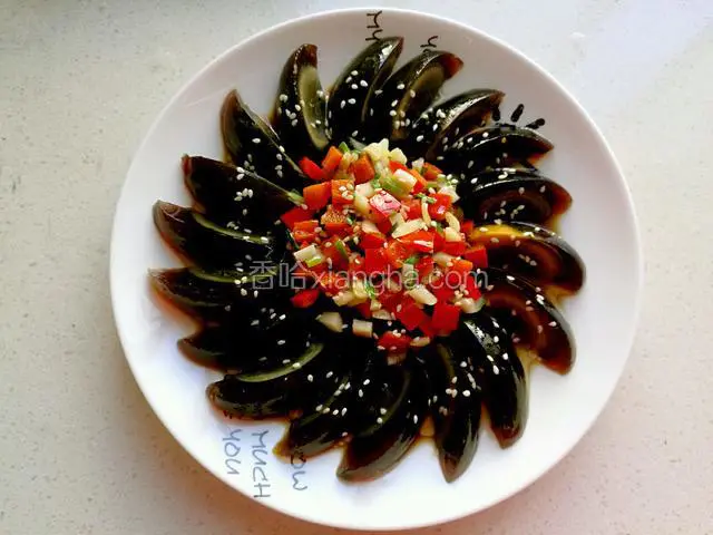 洒上少许白芝麻就可以吃了。