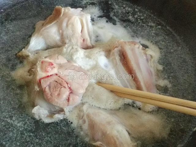 用开水大火焯水15分钟逼出血水；